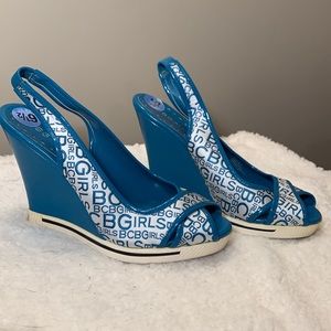 BCBG wedge slingback blue & white